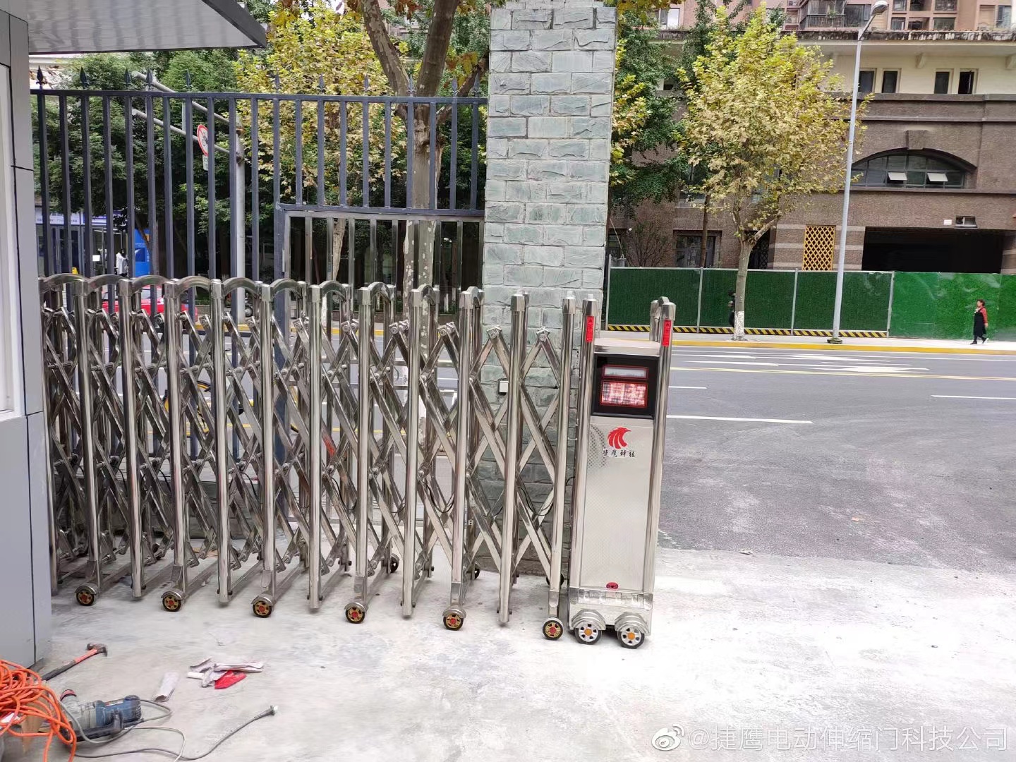 鋁合金電(diàn)動伸縮門