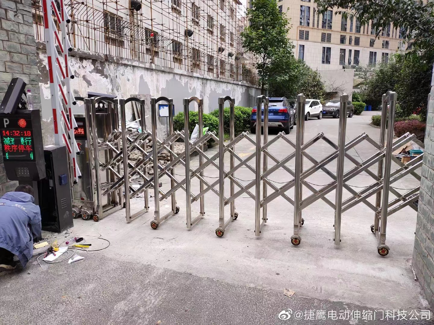 鋁合金電(diàn)動伸縮門