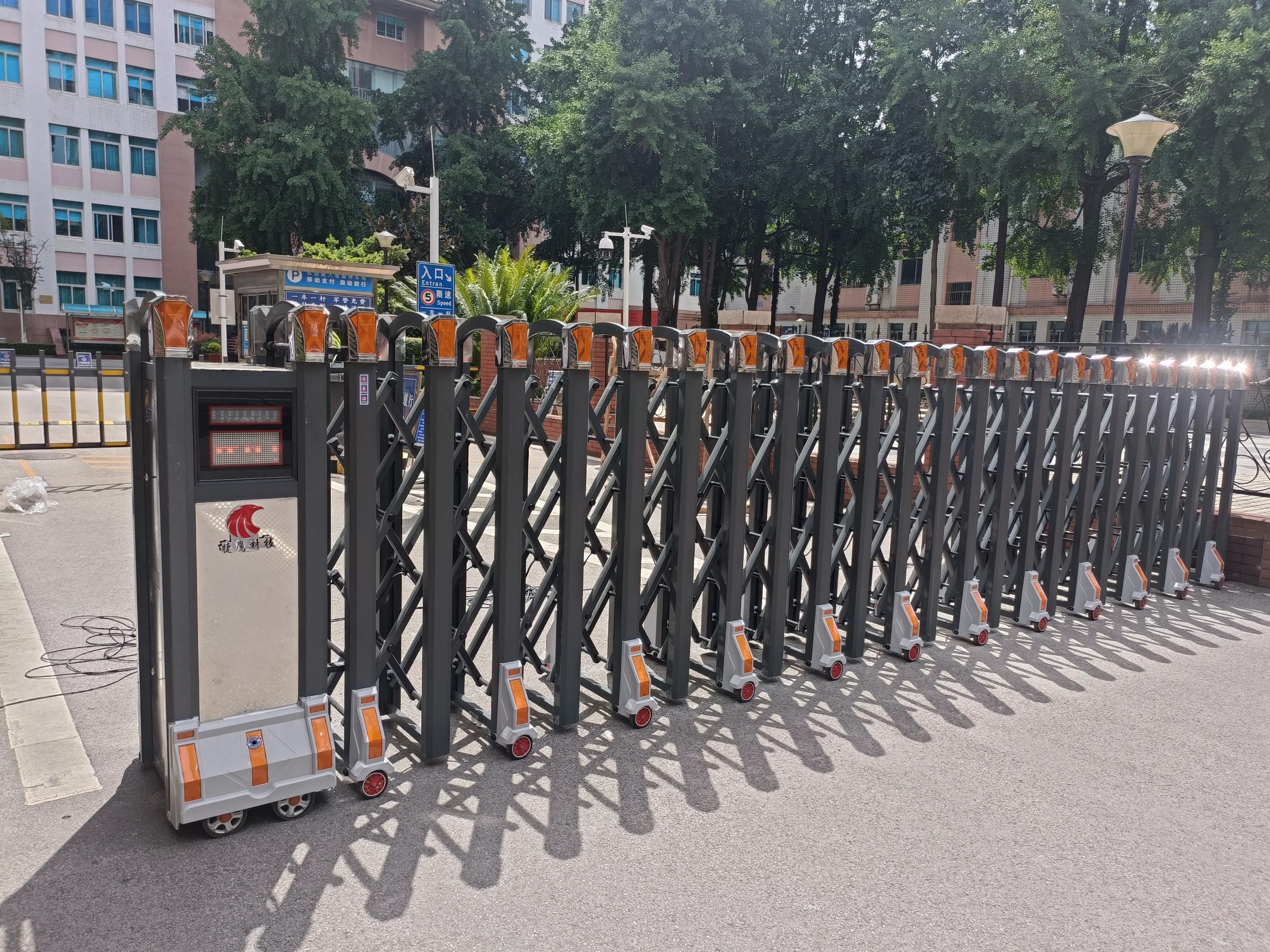 電(diàn)動伸縮門