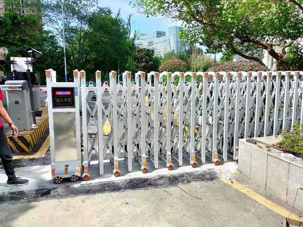 電(diàn)動伸縮門